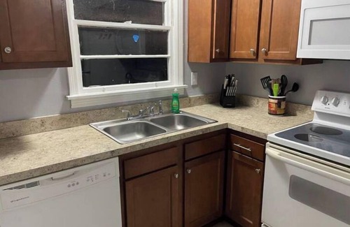 Lakeshore South House | New AGAIN May 9th - Cozy pet-friendly home sleeps 6