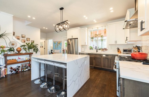 Alberta House | New alberta arts home with all amenities in ideal location, great for families!