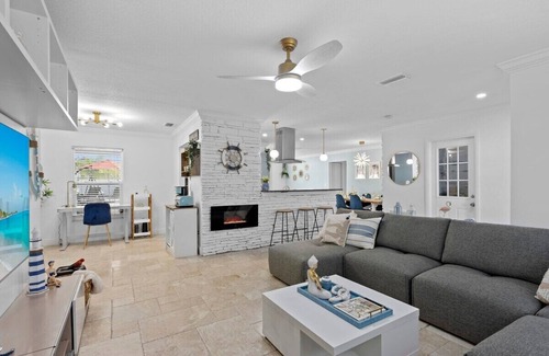 Palma Sola House | New! Amazing Heated Pool, 12 min to Beach & IMG