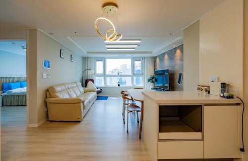 Haeundae Bed & Breakfast | New Apt 34py 3min to Haeundae Beach LG StanbyMe & Styler Netflix & Sky Capsule