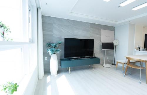Haeundae Bed & Breakfast | New Apt 34py 3min to Haeundae Beach LG StanbyMe & Styler Netflix & Sky Capsule