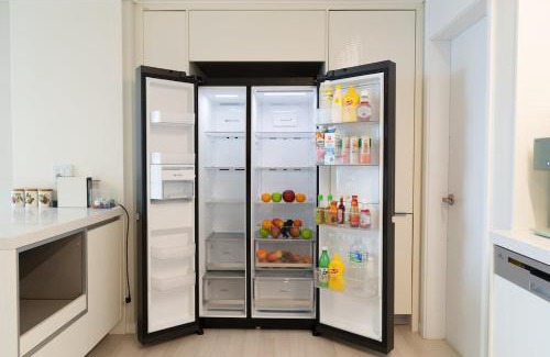 Haeundae Bed & Breakfast | New Apt 34py 3min to Haeundae Beach LG StanbyMe & Styler Netflix & Sky Capsule