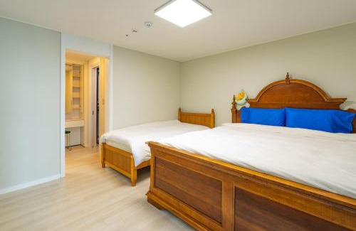 Haeundae Bed & Breakfast | New Apt 34py 3min to Haeundae Beach LG StanbyMe & Styler Netflix & Sky Capsule