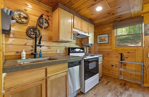 Campton Cabin | New, Artisan Style, Cozy, Secluded, 2-BR, Sauna, Hot Tub, Wi-Fi