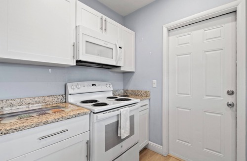 Singer Island Condo | NEW BEACH LISTING, Walk-Beach, Surfing, Scuba, Close-Dining, Wi-Fi