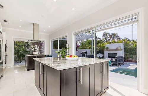 Southside House | New! Beach Villa - Downtown - 6 Beds