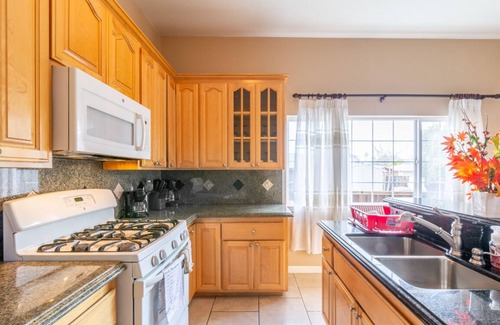 Northside House | New Beautiful House with Open Kitchen, Large Bedrooms and Living-room