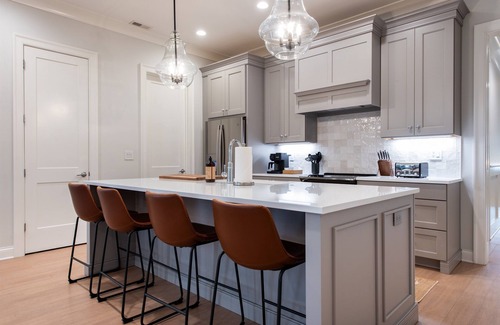 Prospect House | NEW Bourbon Trail, Downtown, Modern, Pets, Shops Local Dining, Fully Loaded