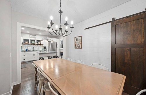 Cloquet House | New! Bright Beautiful Farmhouse on Oak