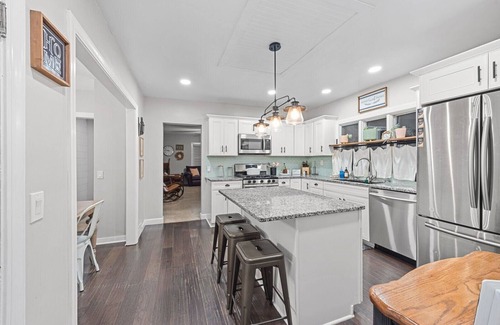 Cloquet House | New! Bright Beautiful Farmhouse on Oak