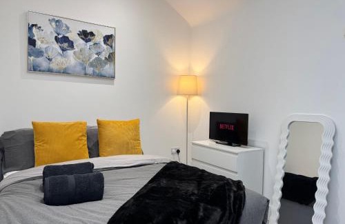Maidstone Apartment | New! Bright, Cosy & Central With Skylight & Smart TV