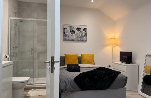 Maidstone Apartment | New! Bright, Cosy & Central With Skylight & Smart TV