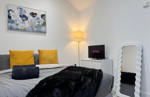 Maidstone Apartment | New! Bright, Cosy & Central With Skylight & Smart TV