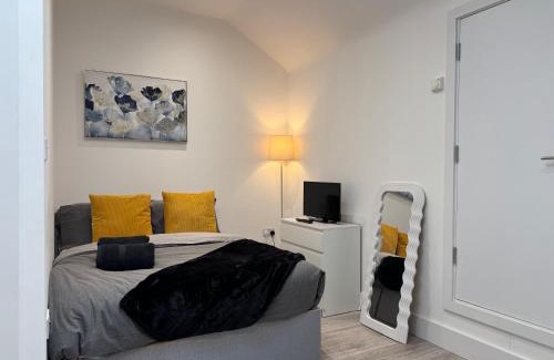 Maidstone Apartment | New! Bright, Cosy & Central With Skylight & Smart TV