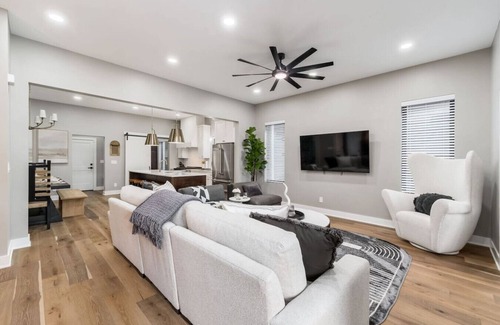 Italian Village House | New Build Hot Tub Dtown ShortNorth