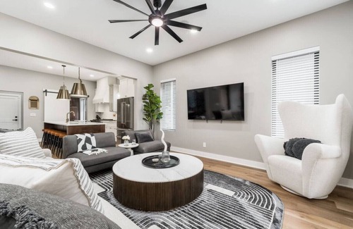 Italian Village House | New Build Hot Tub Dtown ShortNorth