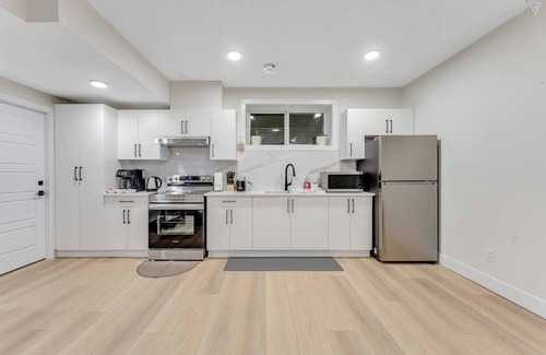 Southeast Edmonton House | New Built|Spacious Legal Suite Bsmt|Games|Netflix