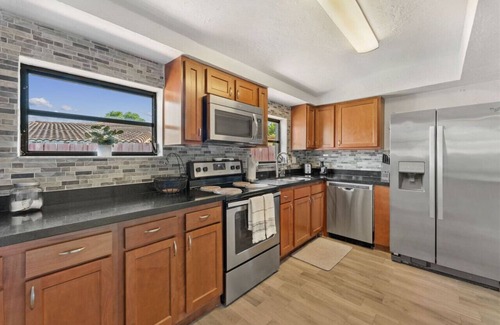 Sunset House | NEW! Cannon Ball Bungalow! Family Fun 15min->Beach