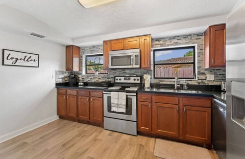 Sunset House | NEW! Cannon Ball Bungalow! Family Fun 15min->Beach