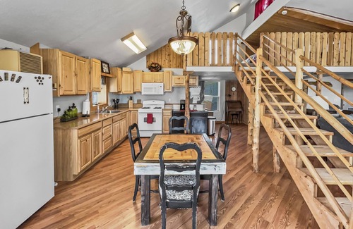 Montrose Cabin | NEW! Cedar Mountain Bunkhouse