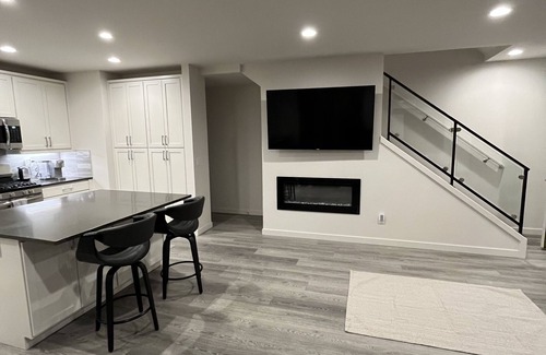 Ballard House | New centrally located townhouse with rooftop deck. Walk to restaurants and shops