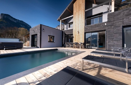 Lathuile Ski Chalet | New Chalet Bamboo