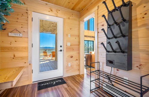 Bethel Ski Chalet | NEW Chalet: MtnViews-Hottub-Sauna-Firepit-GameRm-Playground-DogsOK