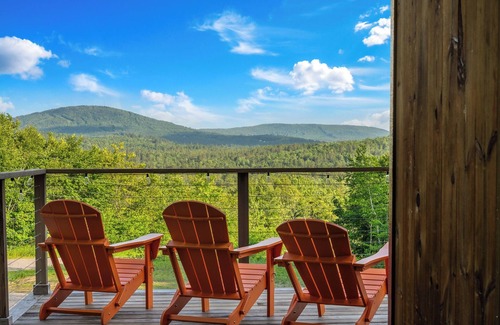 Bethel Ski Chalet | NEW Chalet: MtnViews-Hottub-Sauna-Firepit-GameRm-Playground-DogsOK