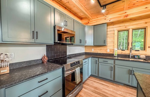 Waterfront Greens House | New: Charming Cabin Home with Free Golf + More