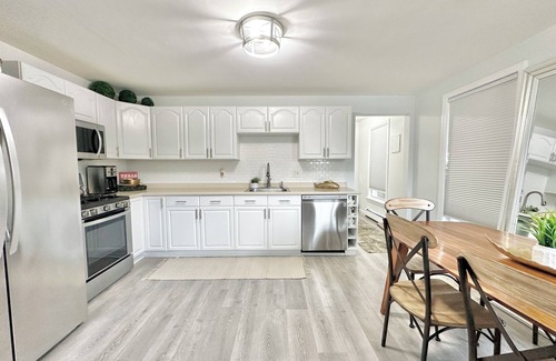 Marlborough House | NEW Chic Home Close to Boston - WASHER DRYER & Parking
