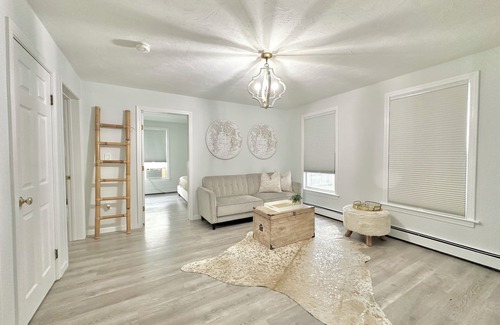 Marlborough House | NEW Chic Home Close to Boston - WASHER DRYER & Parking