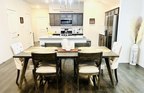 Aubrey House | New-clean Gorgeous home King/3Queen/2Twin beds Perfect for long stays!