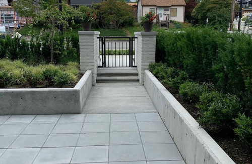 Lower Lonsdale Condo | New Condo in Parklike setting