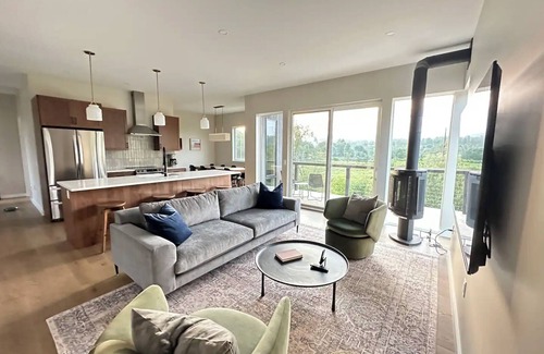 Moscow House | NEW Const Stowe Modern Sleeps 8. View: Mt Mansfield & river! Private, EV Charger