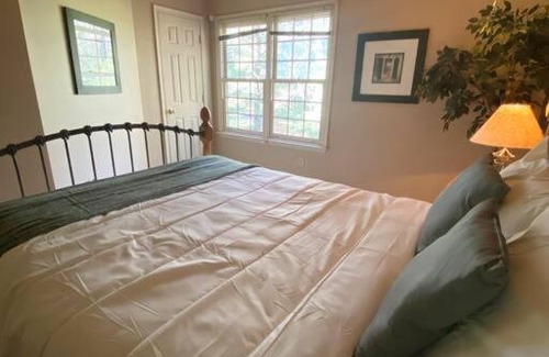 Lake Harmony Ski Chalet | NEW Contemporary Chalet 5 Bed/3 Bath in Split Rock