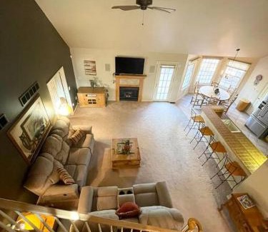 Lake Harmony Ski Chalet | NEW Contemporary Chalet 5 Bed/3 Bath in Split Rock