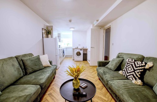 Redcar House | NEW Contractor 5-Bed 3-Bath Central Redcar
