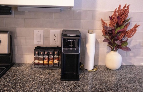 Astrodome Apartment | New! Cozy 1BR Apt with Pool & Gym in Central Houston, 5 ⭐️ Superhost