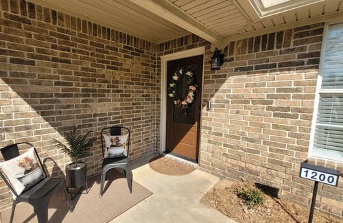 Texarkana House | NEW Cozy 3BR Retreat + 2-Car Garage in Historic Texarkana