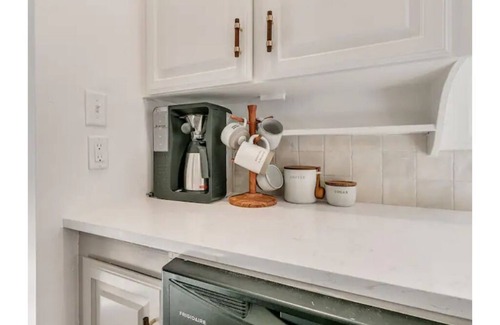 Crestwood House | NEW Cozy Crestwood Cottage