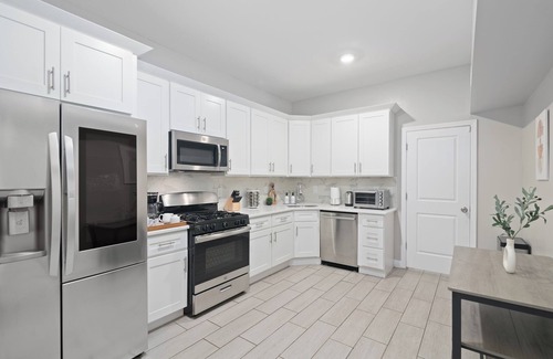 McGinley Square House | NEW! COZY Urban Oasis 4 BR 3 BA near NYC+Parking
