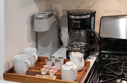 McGinley Square House | NEW! COZY Urban Oasis 4 BR 3 BA near NYC+Parking