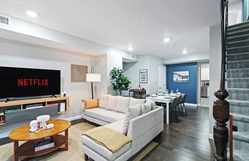 McGinley Square House | NEW! COZY Urban Oasis 4 BR 3 BA near NYC+Parking