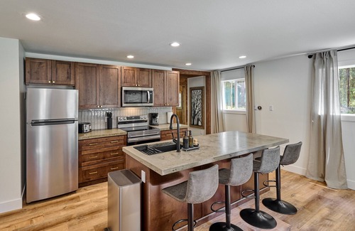 Rhododendron Cabin | NEW - Cozy Waterfront Cabin Nestled in the Forest - King beds/AC/Fast Wi-fi