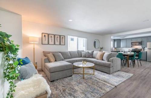 Alhambra Condo | New DT Alhambra Family Vacation Home with King Bed