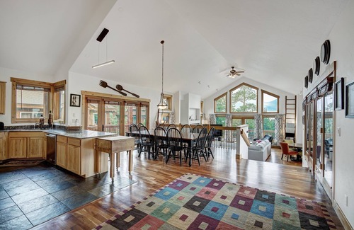 Woodmoor Cabin | NEW Emmett's Peak in Breck, Forest & Mountain Views, 5min drive to Slopes/Downtown, Hot Tub