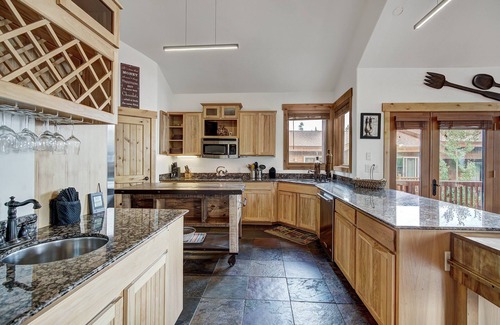 Woodmoor Cabin | NEW Emmett's Peak in Breck, Forest & Mountain Views, 5min drive to Slopes/Downtown, Hot Tub