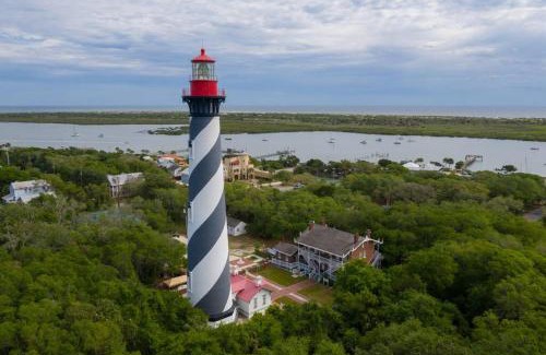 St. Augustine House | NEW Enchanting Retreat by Marina, 1mi to downtown and a short drive to beach