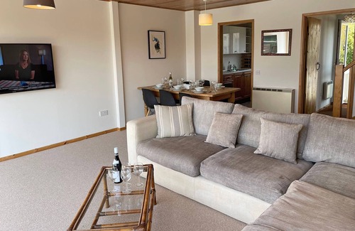 South Cerney House | New England style lakeside living in the Cotswold Water Park. Pet friendly.