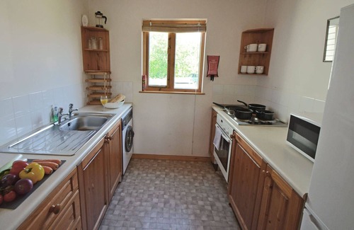 South Cerney House | New England style lakeside living in the Cotswold Water Park. Pet friendly.